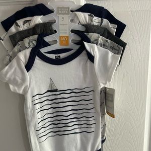 Adorable brand new with tags 5 pack of baby onesies.